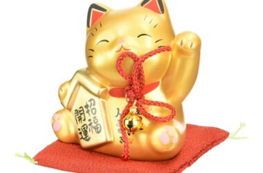かわいい金色の招き猫 金運や人との良縁をまねく 左手上げ 招福開運