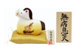金運 馬 2026年干支飾り 午 かわいい白馬 うま 置物 金色のざぶとん付 ちりめん