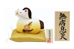金運 馬 2026年干支飾り 午 かわいい白馬 うま 置物 金色のざぶとん付 ちりめん
